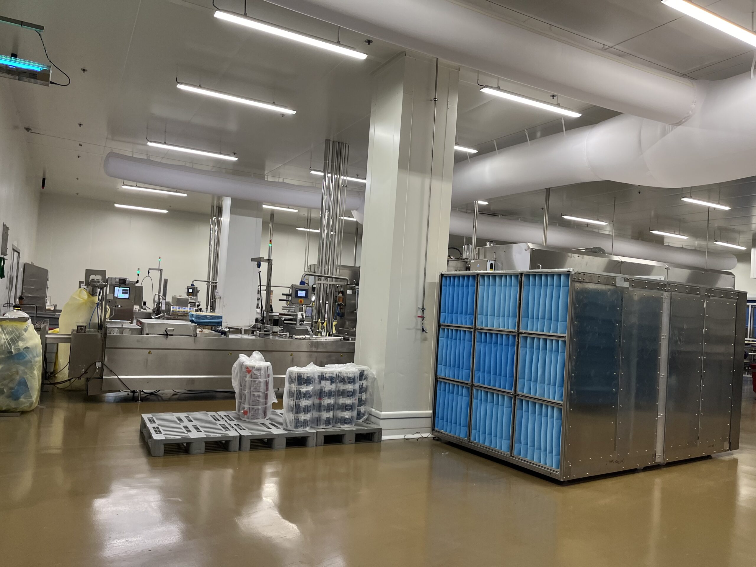 Dispositif de purification de l'air Lyzair installé dans une pièce instrumentée par des capteurs de qualité de l'air
